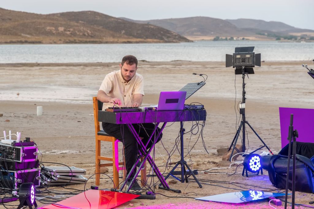 Digging-sea
Σκάβωντας τη θάλασσα σε σύνθεση του Γιάννη Παναγιώτου, λιμπρέττο του Ορφέα ντε Κορμπιέρ Καλέση