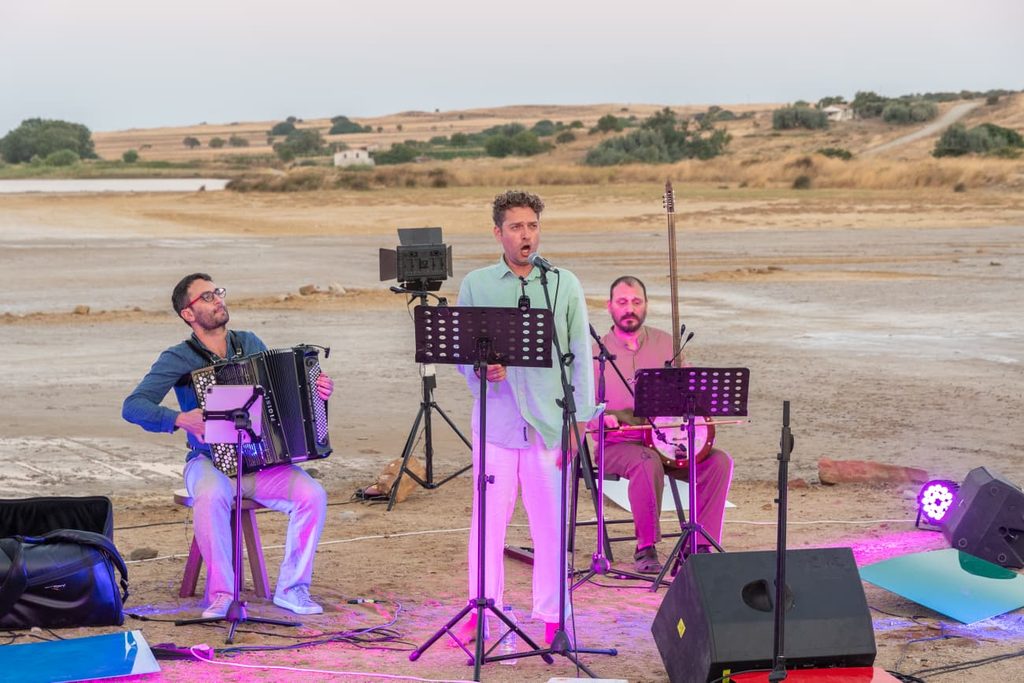 Digging-sea
Σκάβωντας τη θάλασσα σε σύνθεση του Γιάννη Παναγιώτου, λιμπρέττο του Ορφέα ντε Κορμπιέρ Καλέση